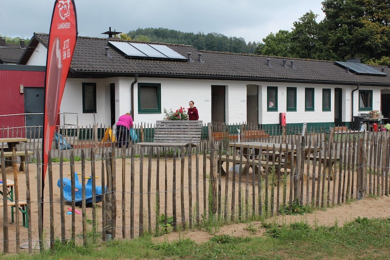 Der Spielplatz auf dem Jugendzeltplatz Aggertal ist eingezäunt damit die Kleinen nicht entwischen können. 