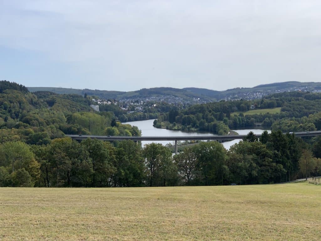 Franz-Hitze-Wanderweg - Blick von Alperscheid auf den Biggesee.