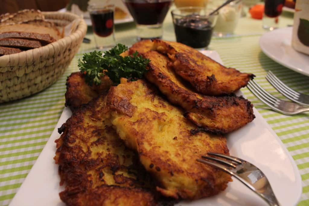 Frische Reibekuchen gehören zur bergischen Abendtafel im Landgasthof Reinhold.