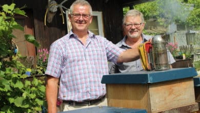 Imker Georg Amser zusammen mit Johannes Schuster (Bienenzuchtverein Engelskirchen).