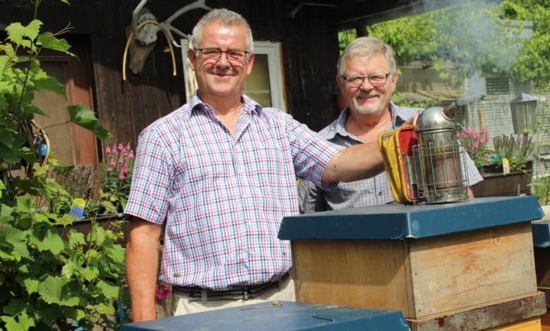 Imker Georg Amser zusammen mit Johannes Schuster (Bienenzuchtverein Engelskirchen).