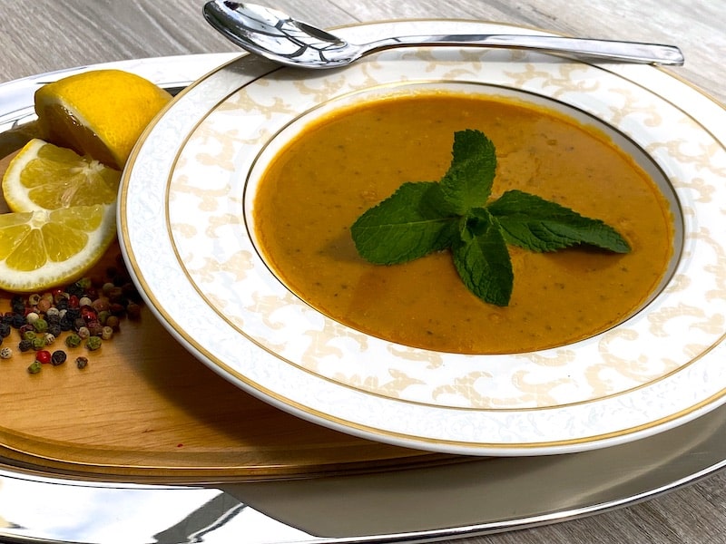 Linsen sind sehr gesund. Eine etwas andere Variation ist die orientalische rote Linsensuppe