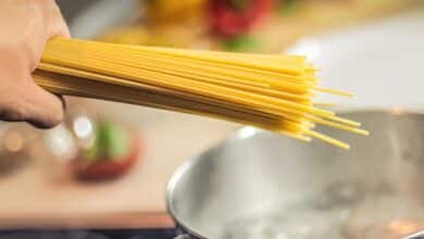 Spaghetti gehen immer, auch in den Salat. Der Spaghetti-Salat eignet sich als Grill-Beilage