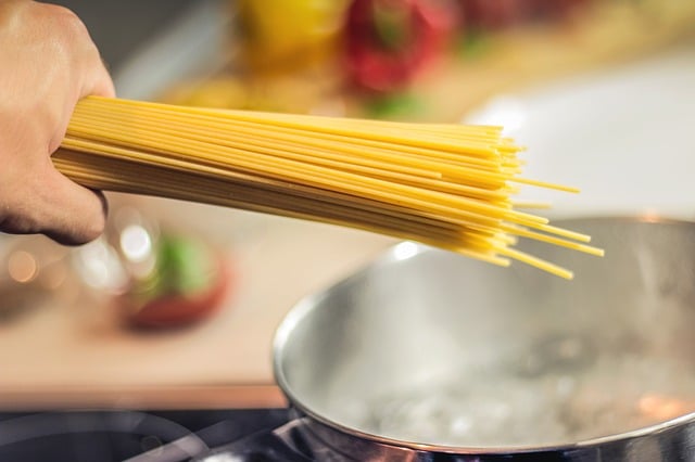 Spaghetti gehen immer, auch in den Salat. Der Spaghetti-Salat eignet sich als Grill-Beilage