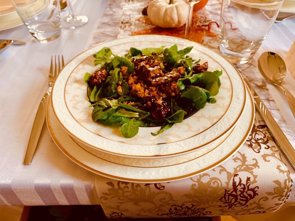 Der Herbst ohne Kürbis geht gar nicht. Auch in unseren Salat kommt Kürbis.