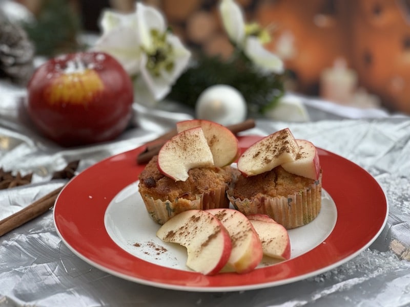 Die Weihnachtsapfel-Muffins schmecken köstlich und passen wunderbar in die Vorweihnachtszeit.