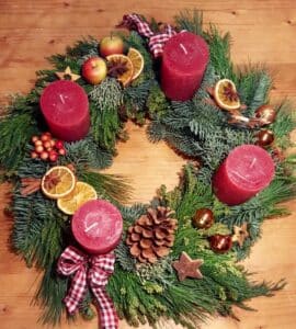 Weihnachten bzw. in der Adventszeit ist es Brauch einen Adventskranz aufzustellen. 