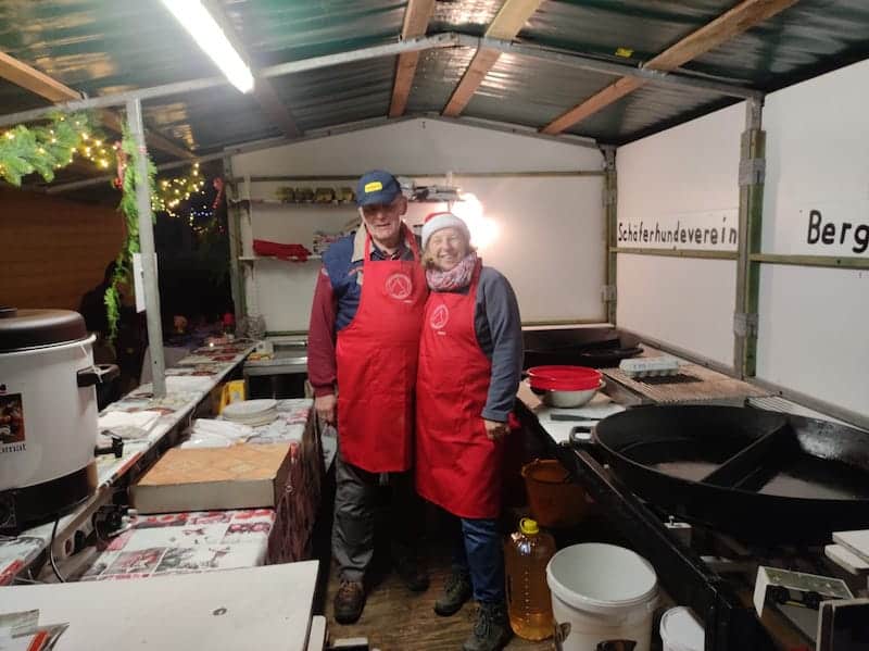 Der Schäferhundeverein in Aktion auf dem Adventszauber. Günther Katzwinkel und Sabine Pütz rocken die "Hundehütte". 